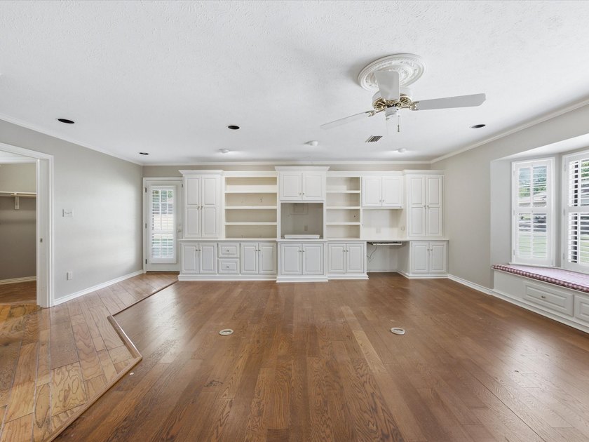 Nestled on over a third of an acre in a quiet cul-de-sac, this - photo 25