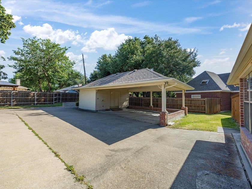 Nestled on over a third of an acre in a quiet cul-de-sac, this - photo 31