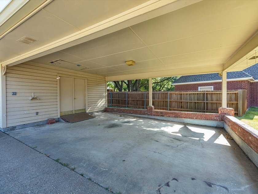 Nestled on over a third of an acre in a quiet cul-de-sac, this - photo 32