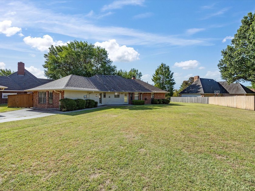 Nestled on over a third of an acre in a quiet cul-de-sac, this - photo 33