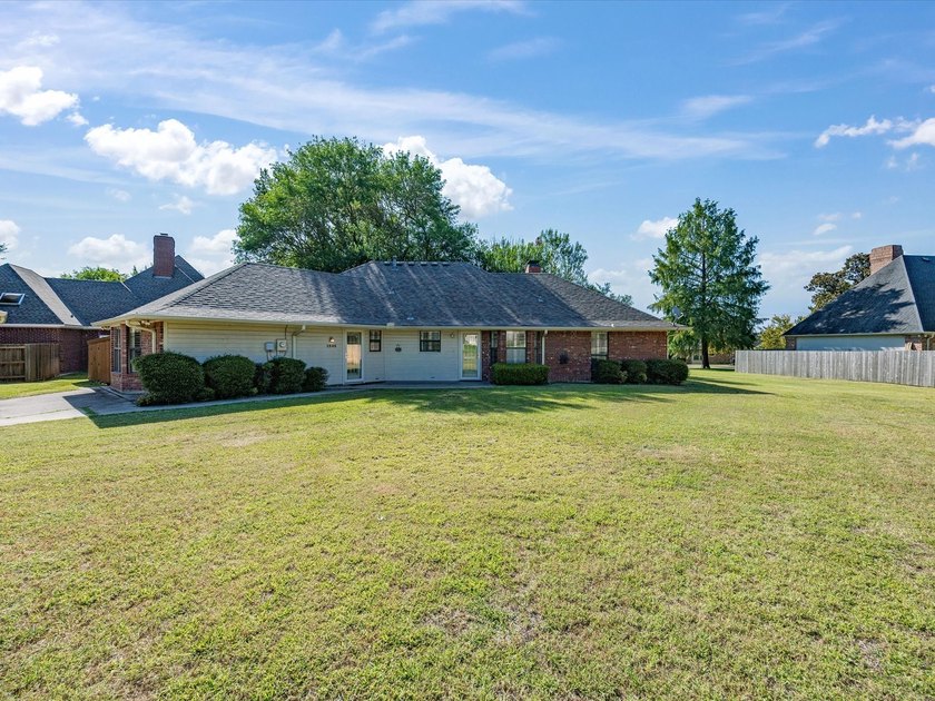 Nestled on over a third of an acre in a quiet cul-de-sac, this - photo 34