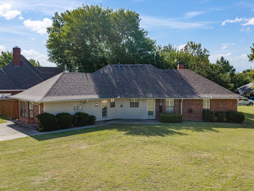 Nestled on over a third of an acre in a quiet cul-de-sac, this - photo 35