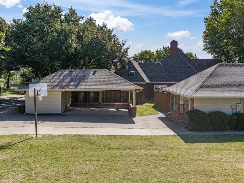 Nestled on over a third of an acre in a quiet cul-de-sac, this - photo 36
