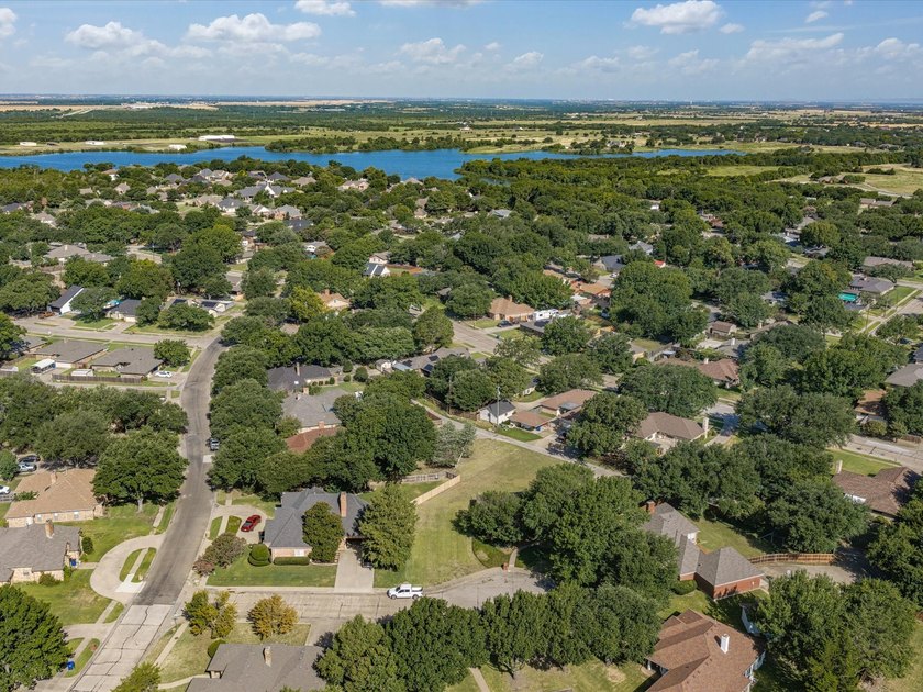 Nestled on over a third of an acre in a quiet cul-de-sac, this - photo 38