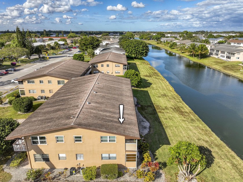 Beautifully remodeled 2BR/1.5BA upstairs corner condo with water - photo 13