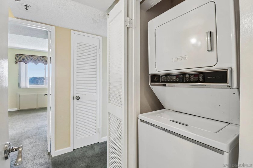 Stunning golf course views and high vaulted ceilings make this - photo 22