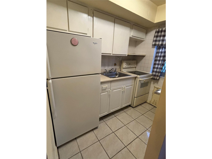 Welcome to this charming and cozy 1 bed, 1 bath apartment - photo 3