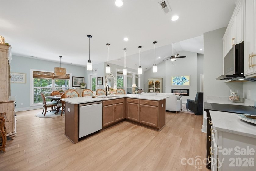 Custom home in a gated community, offering access to lake - photo 14