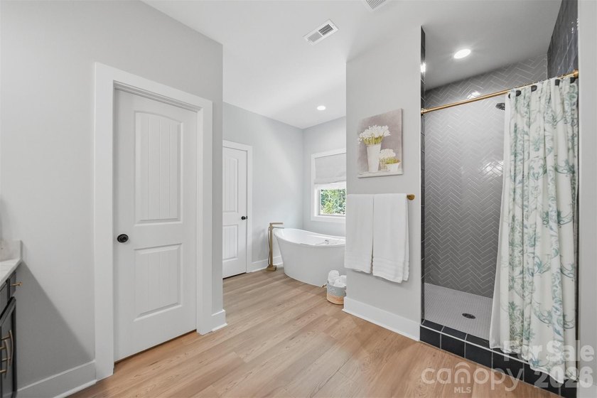 Custom home in a gated community, offering access to lake - photo 23
