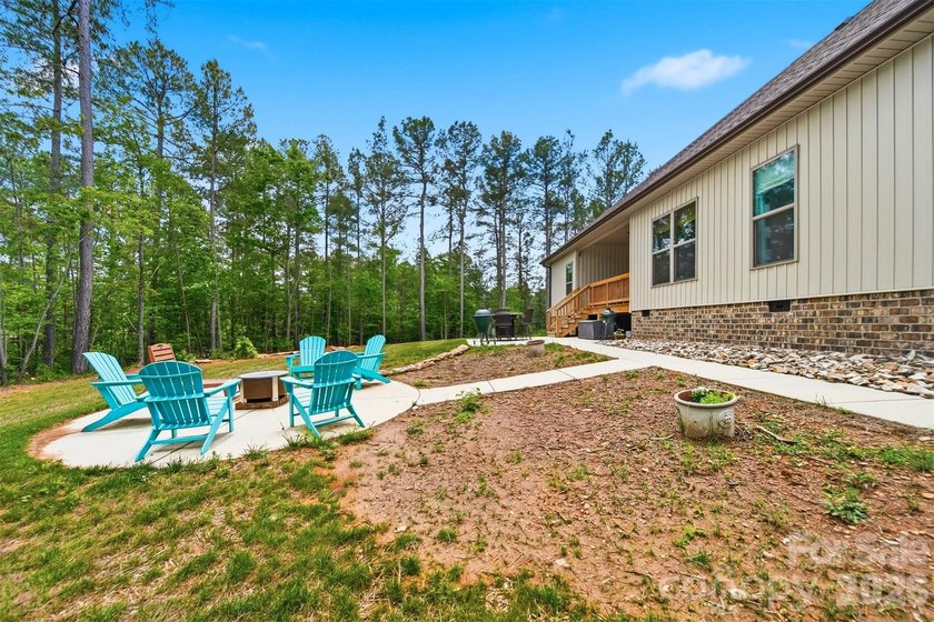 Custom home in a gated community, offering access to lake - photo 38