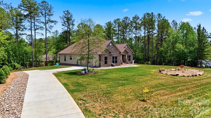 Custom home in a gated community, offering access to lake - photo 45