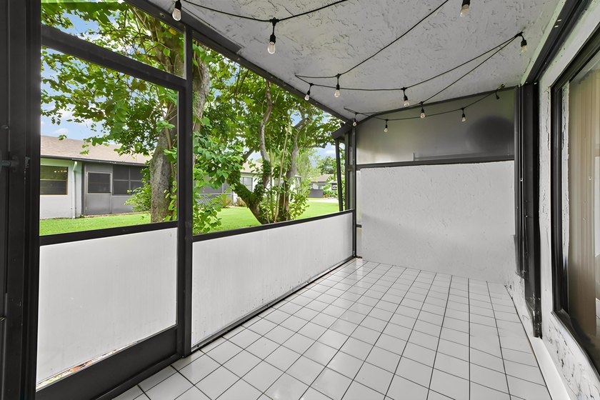 Welcome to 84 Conaskonk Circle in Royal Palm Beach, a bright and - photo 19
