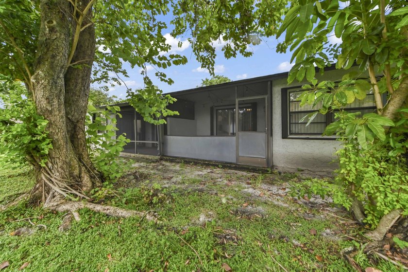 Welcome to 84 Conaskonk Circle in Royal Palm Beach, a bright and - photo 20
