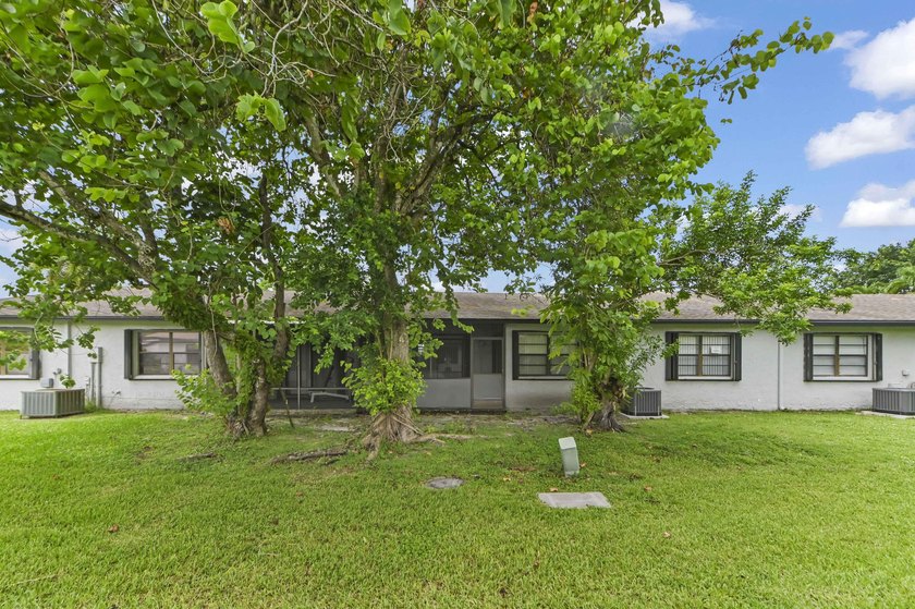 Welcome to 84 Conaskonk Circle in Royal Palm Beach, a bright and - photo 21