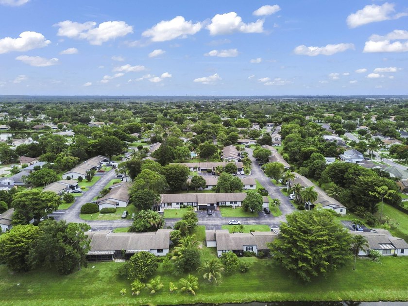 Welcome to 84 Conaskonk Circle in Royal Palm Beach, a bright and - photo 22