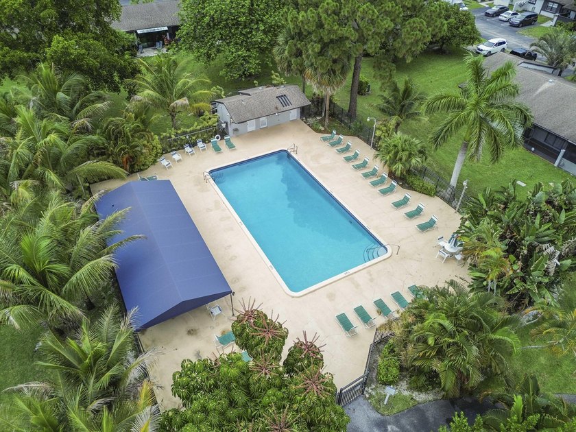 Welcome to 84 Conaskonk Circle in Royal Palm Beach, a bright and - photo 25