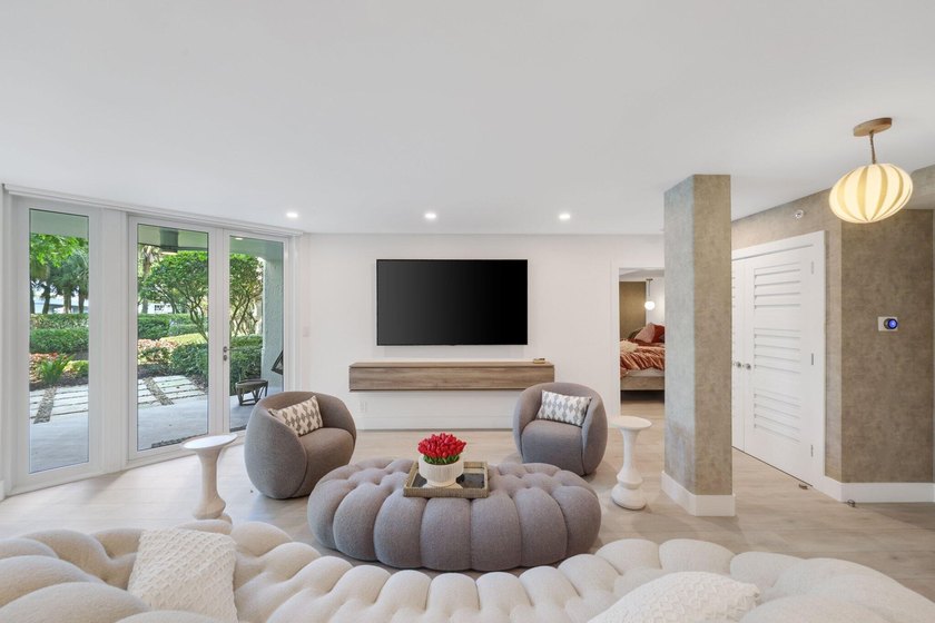 Exquisite, pet-friendly ground-floor walk-out residence in - photo 4