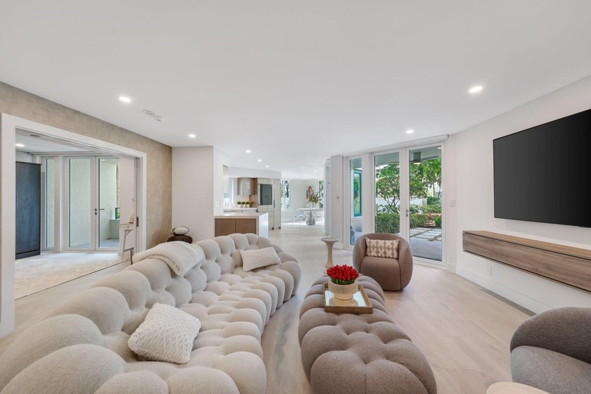 Exquisite, pet-friendly ground-floor walk-out residence in - photo 7