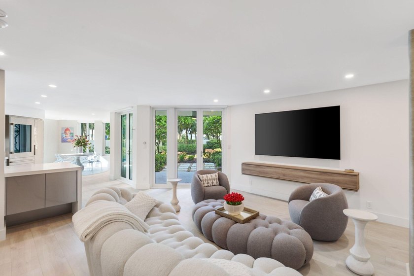 Exquisite, pet-friendly ground-floor walk-out residence in - photo 8
