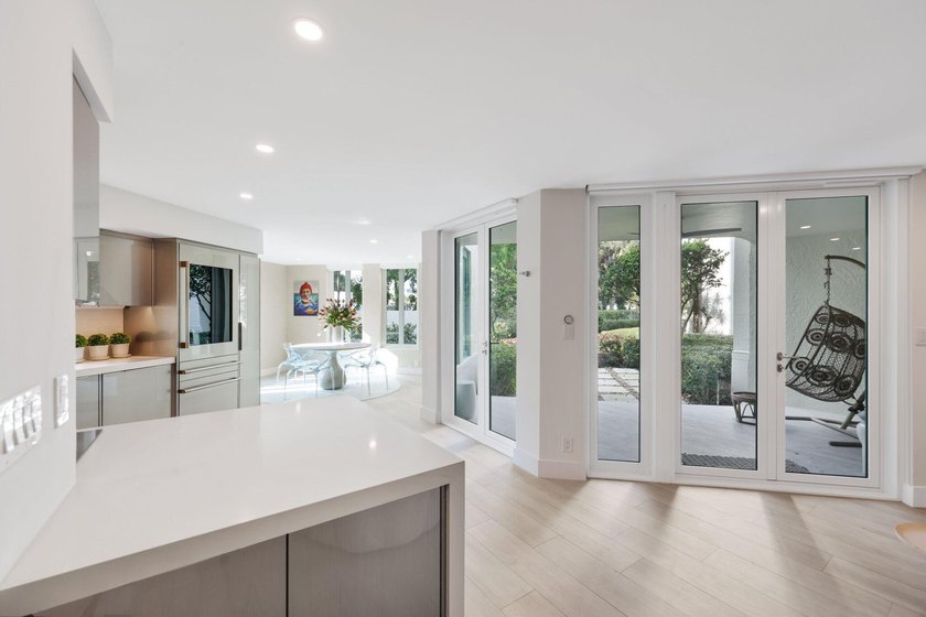 Exquisite, pet-friendly ground-floor walk-out residence in - photo 9