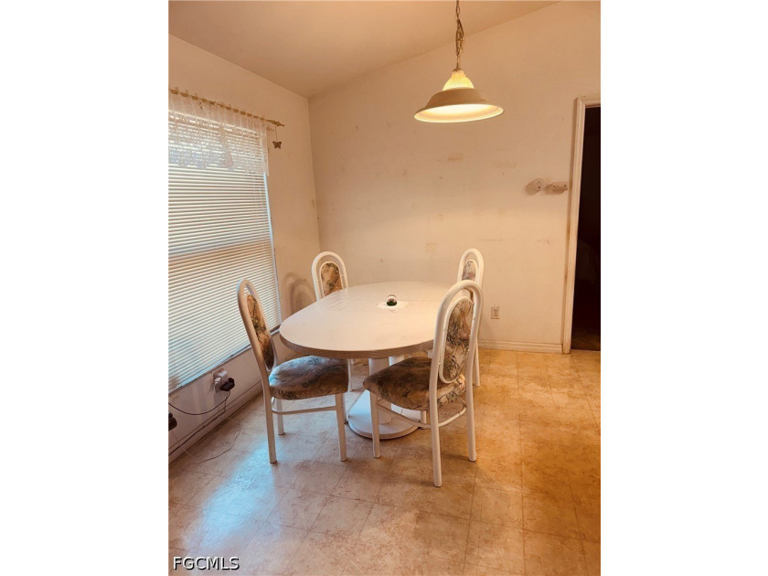 NW Cape Coral Gulf Access Home - Original Owner! This spacious - photo 3