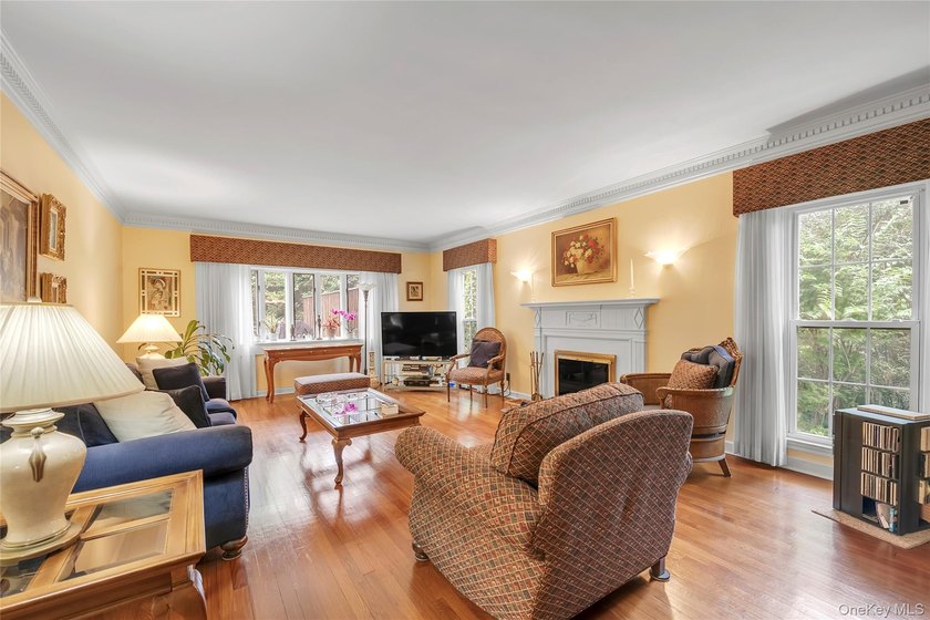Welcome to 34 Soundview Crest! This classic, brick, center hall - photo 3