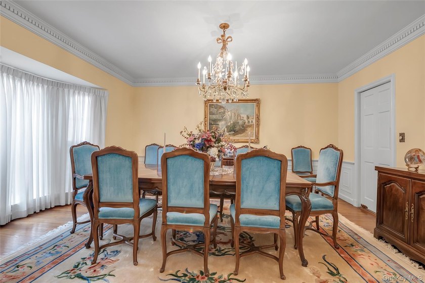 Welcome to 34 Soundview Crest! This classic, brick, center hall - photo 5