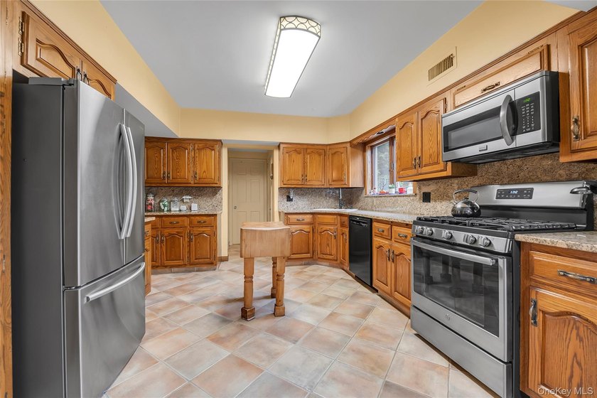 Welcome to 34 Soundview Crest! This classic, brick, center hall - photo 6