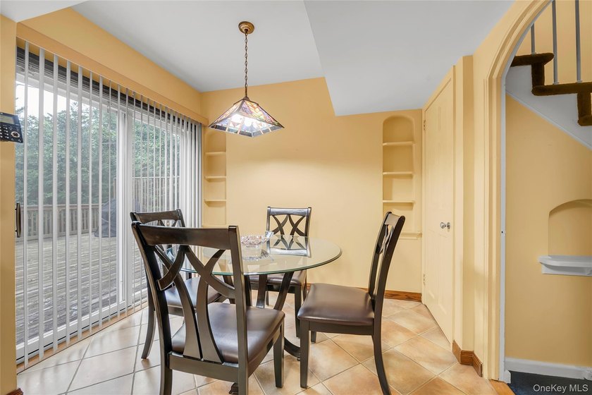 Welcome to 34 Soundview Crest! This classic, brick, center hall - photo 8