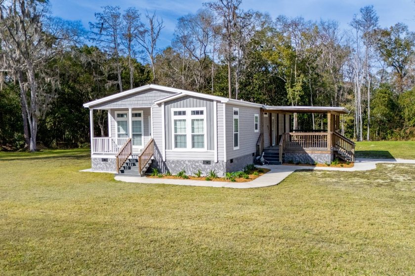 Welcome home to this immaculate, like-new residence that has - photo 12
