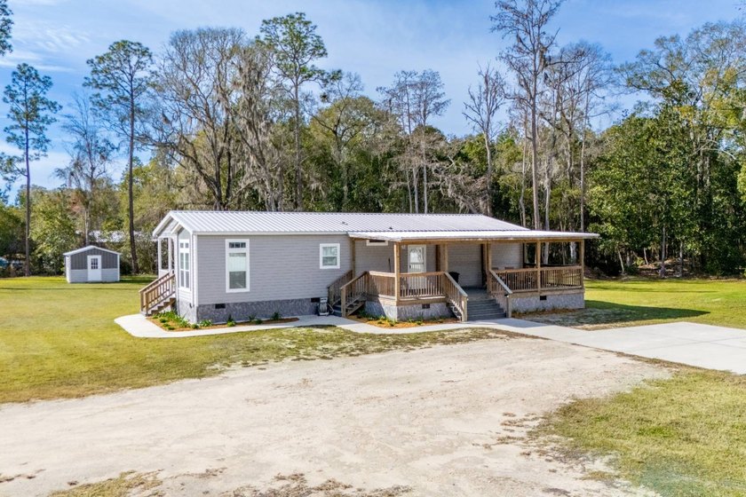 Welcome home to this immaculate, like-new residence that has - photo 13