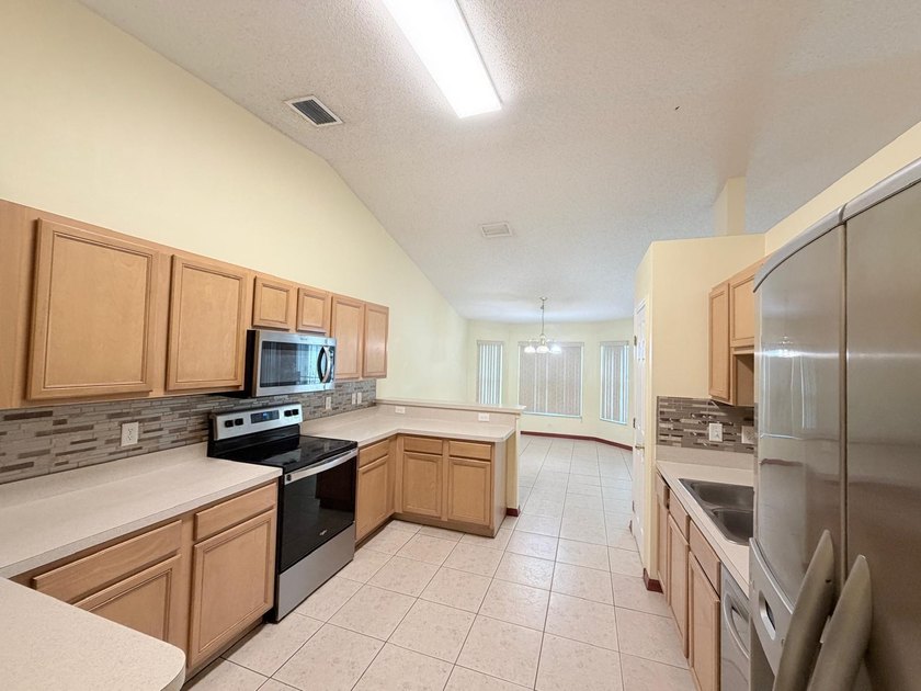 Welcome to this beautifully maintained Port St. Lucie home - photo 8