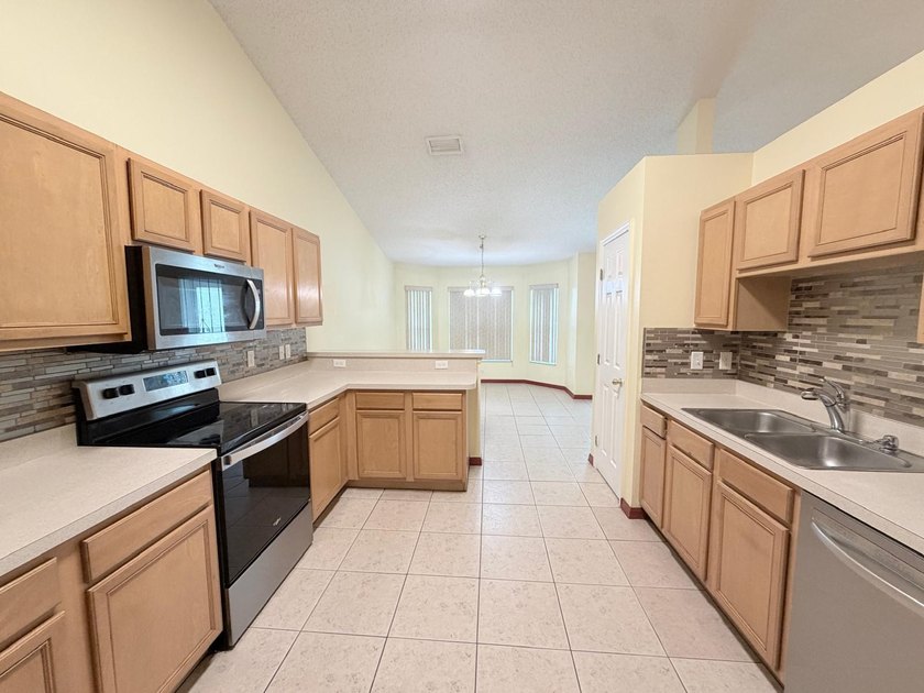 Welcome to this beautifully maintained Port St. Lucie home - photo 9