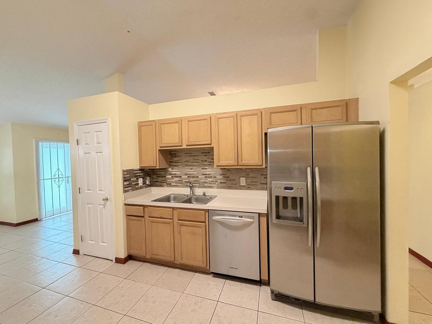 Welcome to this beautifully maintained Port St. Lucie home - photo 10