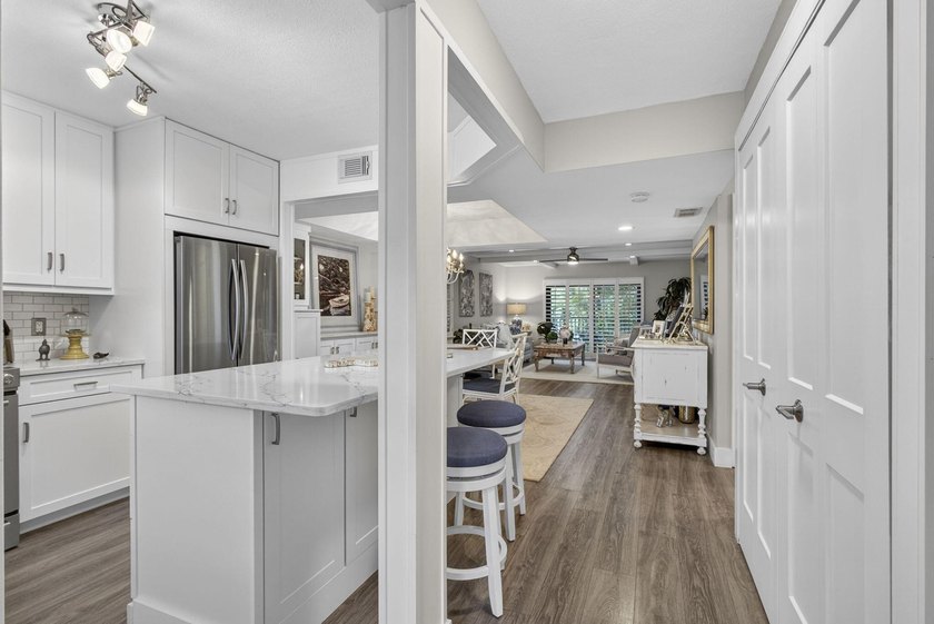 Beautifully fully renovated 2-bedroom, 2-bath condo situated in - photo 4