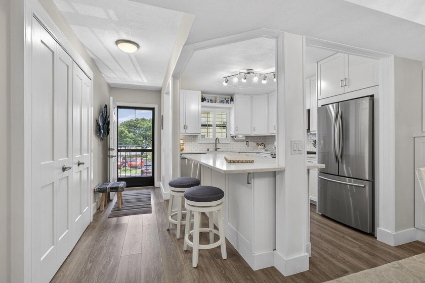 Beautifully fully renovated 2-bedroom, 2-bath condo situated in - photo 6