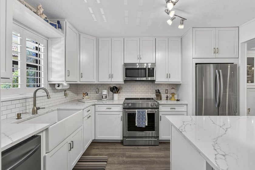 Beautifully fully renovated 2-bedroom, 2-bath condo situated in - photo 8