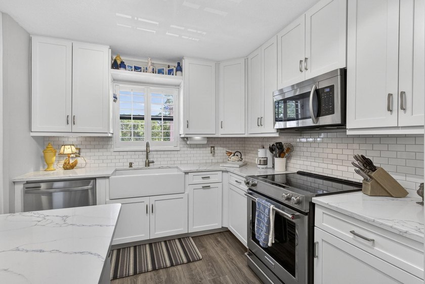 Beautifully fully renovated 2-bedroom, 2-bath condo situated in - photo 9
