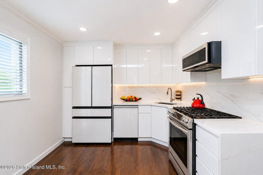 Welcome to this beautifully updated single-family townhouse in - photo 19