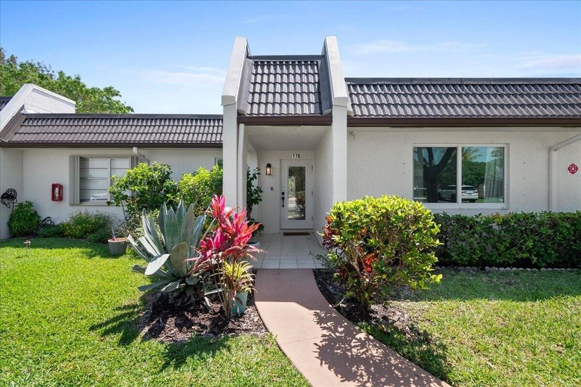 Stunning, fully updated modern unit in Golden Lakes Village - - photo 2