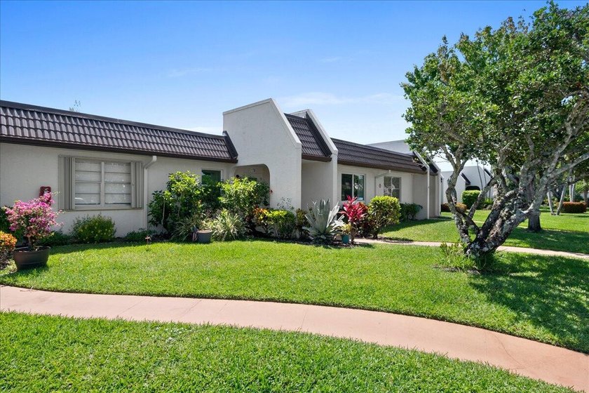 Stunning, fully updated modern unit in Golden Lakes Village - - photo 3