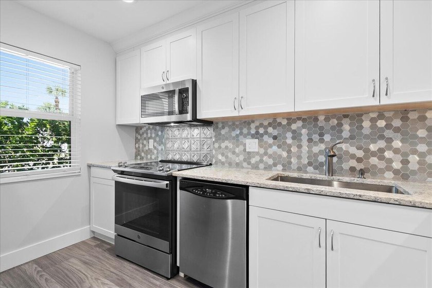 Stunning, fully updated modern unit in Golden Lakes Village - - photo 5
