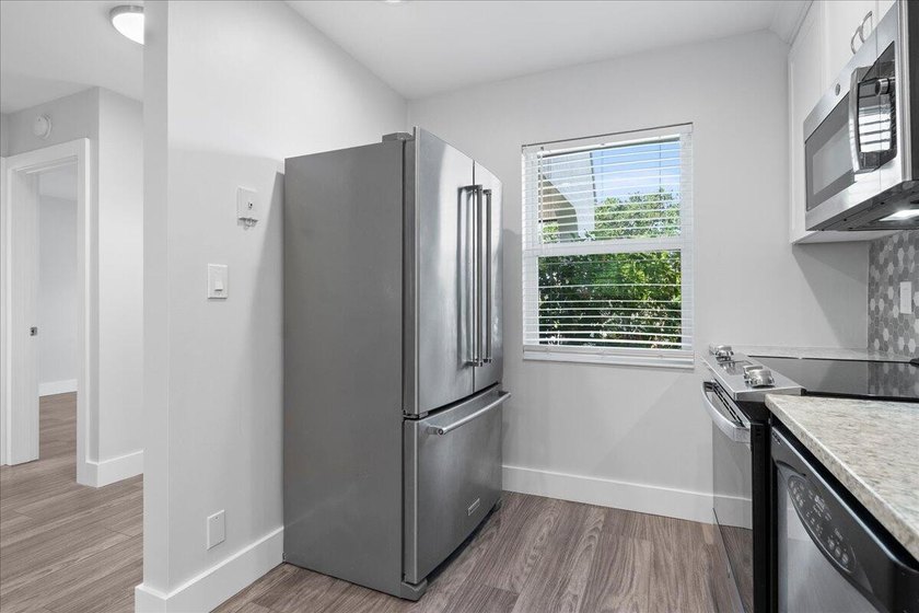 Stunning, fully updated modern unit in Golden Lakes Village - - photo 6