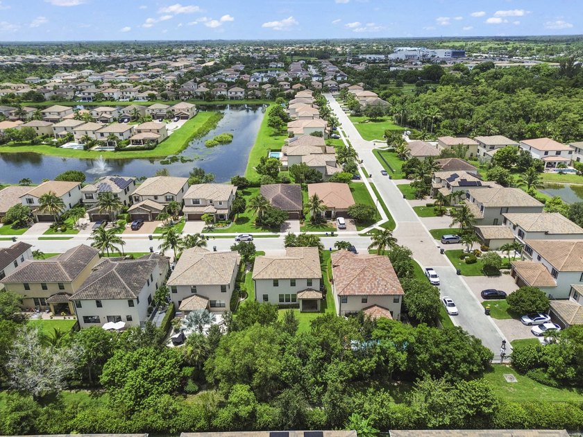 Welcome to 8899 Willow Cove Lane, a beautifully designed - photo 33