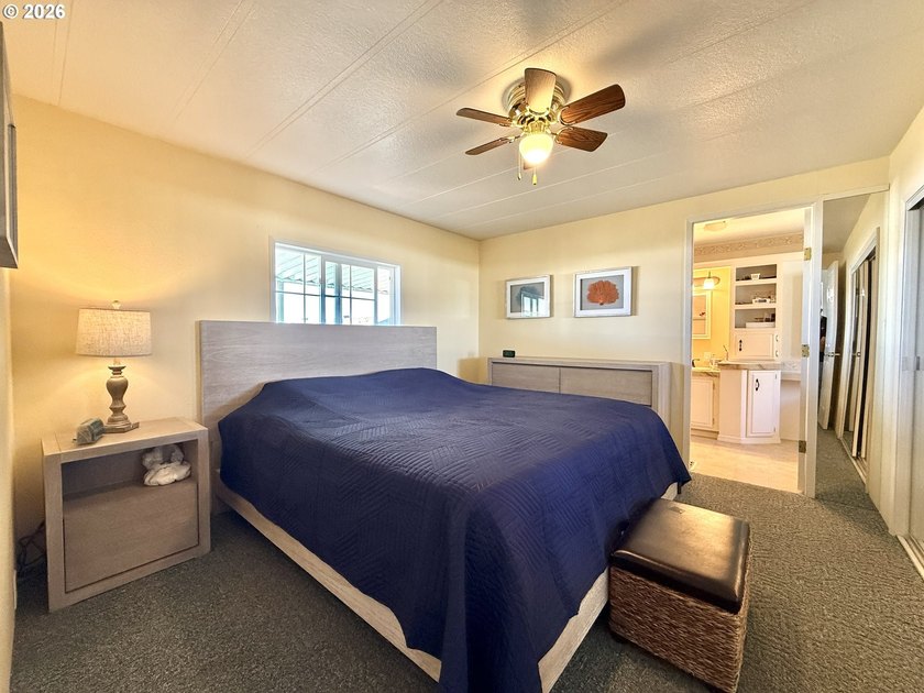EXCELLENT CONDITION! 1984, 924 sq ft 2 bed, 2 bath manufactured - photo 13