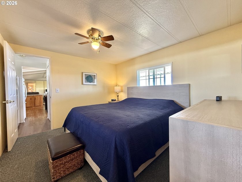 EXCELLENT CONDITION! 1984, 924 sq ft 2 bed, 2 bath manufactured - photo 14