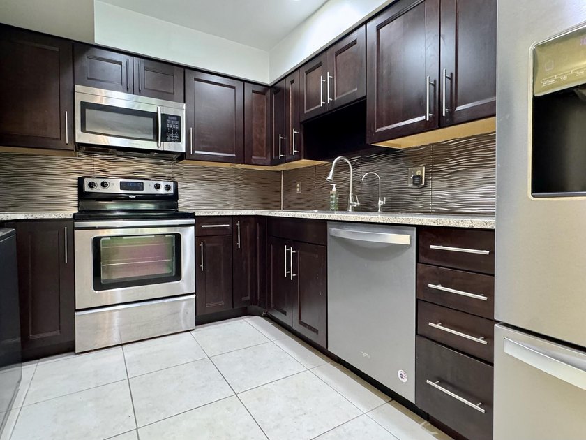 Island Oasis at Carlton Villas! Experience the ultimate South - photo 9