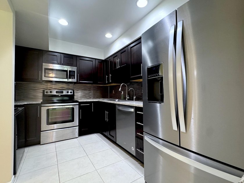 Island Oasis at Carlton Villas! Experience the ultimate South - photo 10