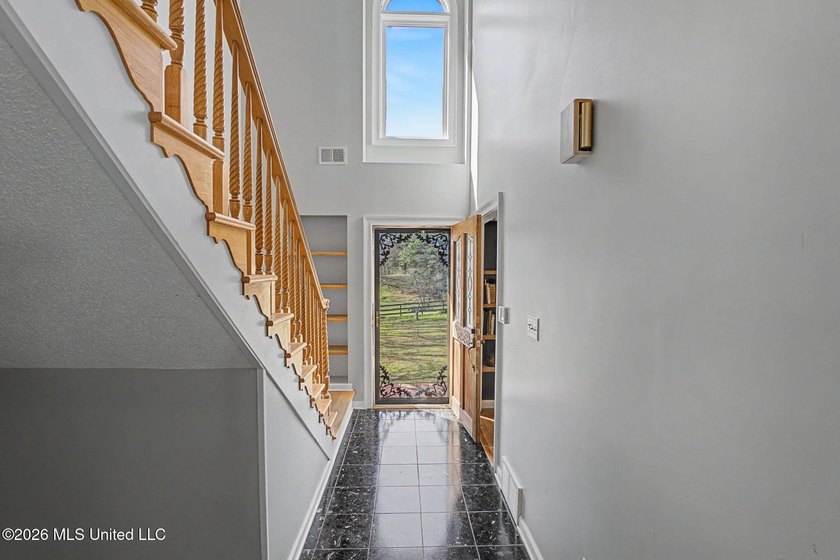 Welcome to this spacious and well-maintained home offering - photo 11