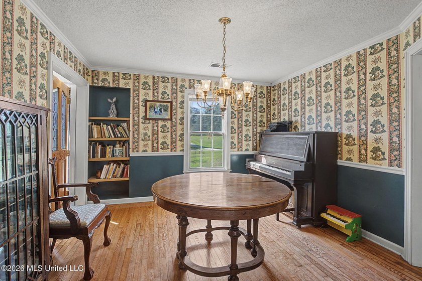 Welcome to this spacious and well-maintained home offering - photo 14